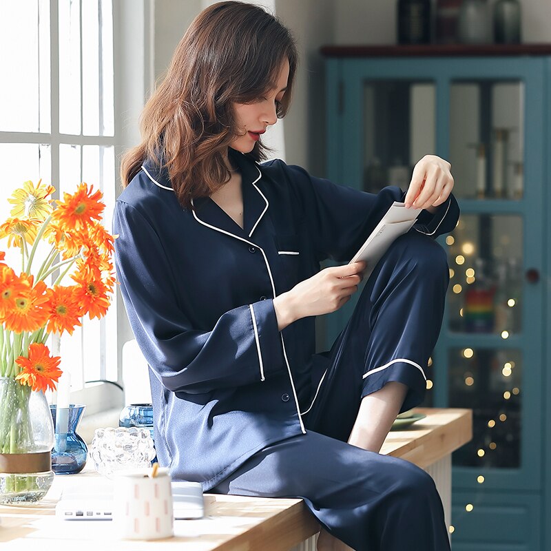 Dames satijnen zomerpyjama • Pyjama-set voor thuis • Nachtkleding met lange mouwen • Nachtpak • Lichtroze ice-silk of wit • Damespyjama